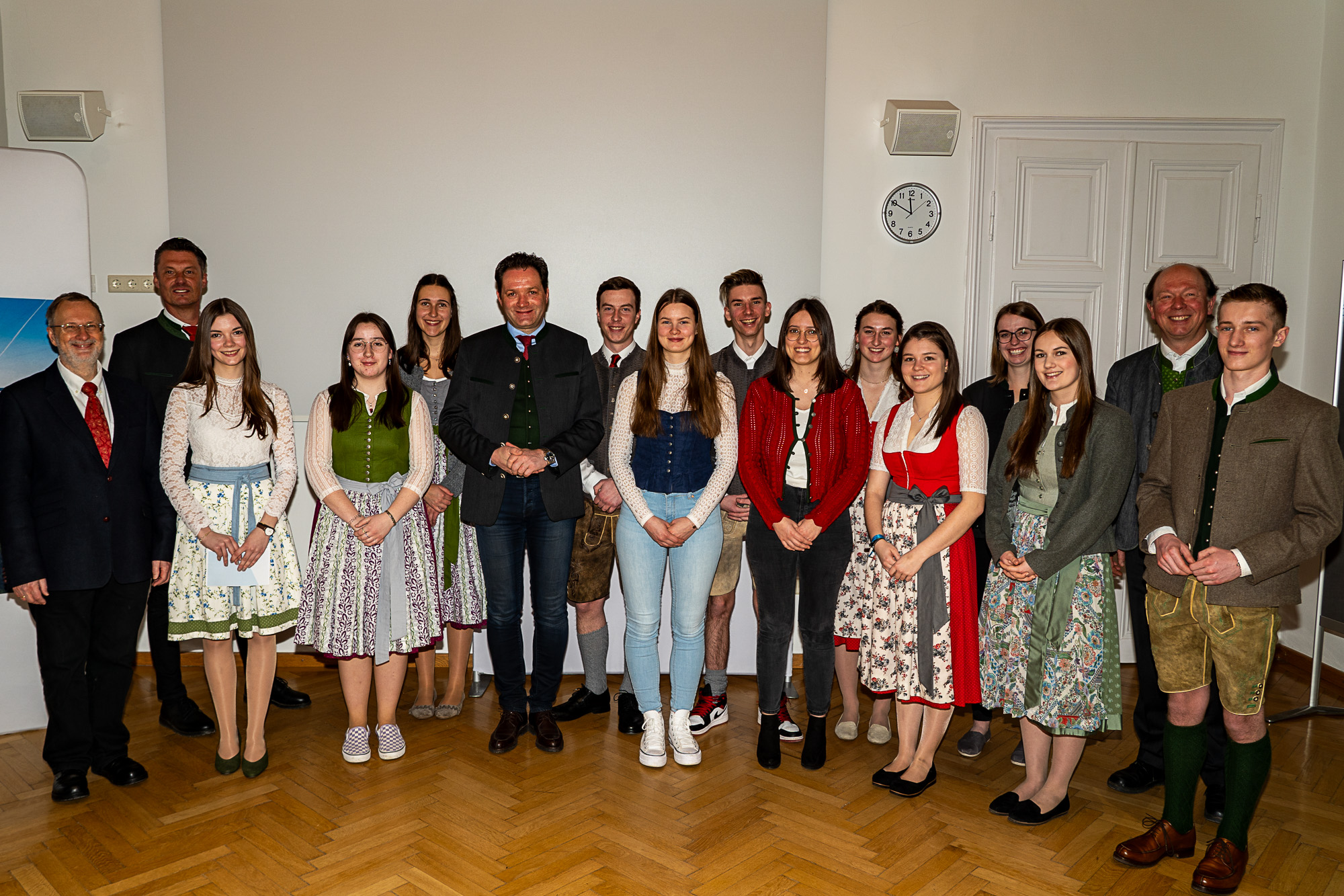 Der Minister besuchte die Forschung und diskutierte mit Schülerinnen und Schülern