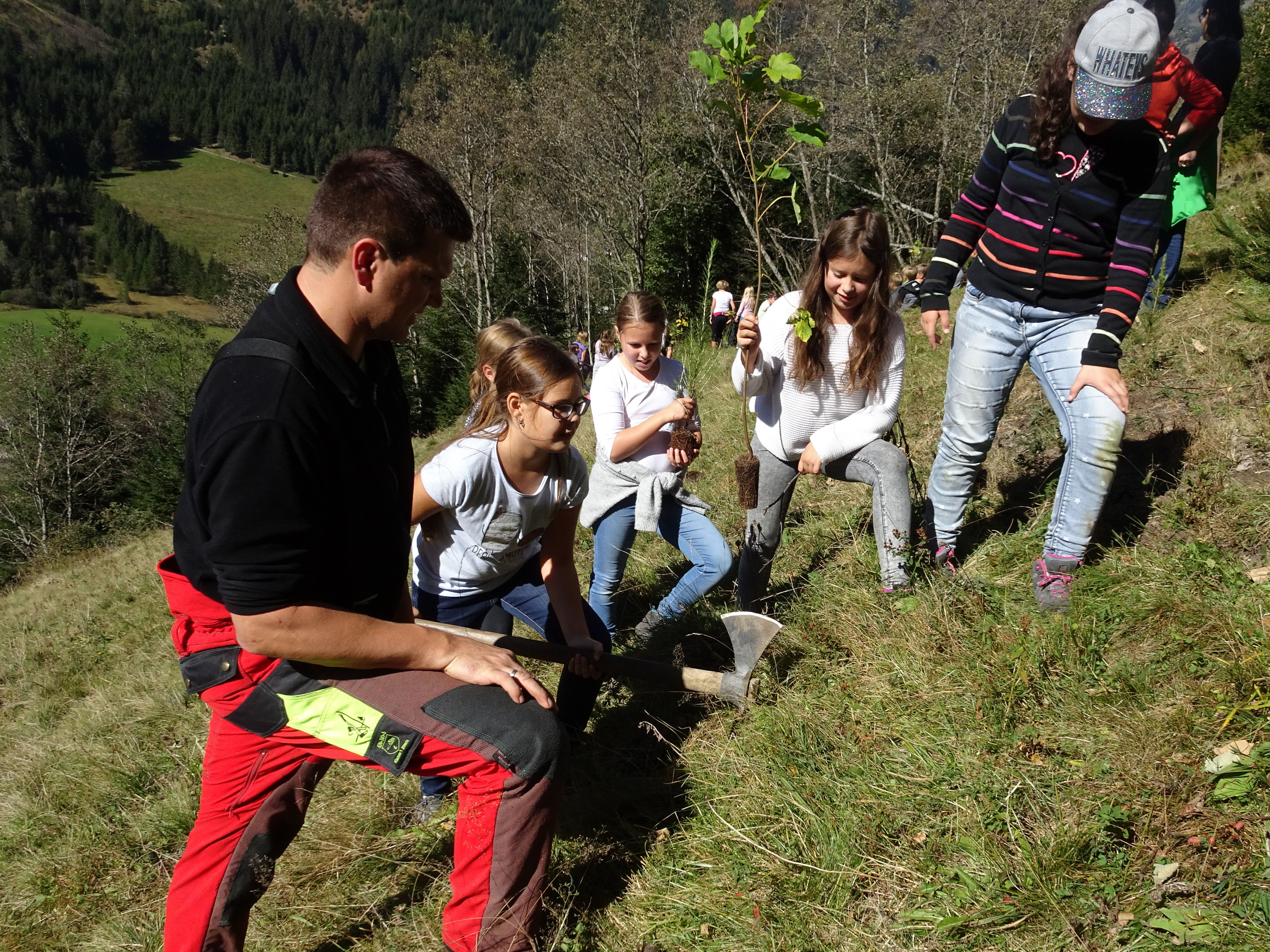 SchülerInnen der Volkschule Irdning pflanzen Bäume als Schutzmaßnahme 